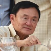 Der ehemalige Premierminister Thaksin Shinawatra hat sich aktiv mit großen Namen und einflussreichen Familien in der thailändischen Politik auseinandergesetzt, obwohl ihm nach Artikel 112, dem Majestätsbeleidigungsgesetz, strafrechtliche Schritte gegen ihn drohen. Er scheint jedoch auf lange Sicht zu spielen und seine Kräfte im Rahmen einer neuen politischen Strategie zu positionieren.