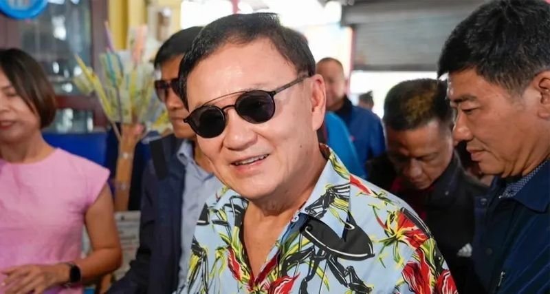 Warong Dechgitvigrom, Vorsitzender der Thai Pakdee Partei, hat angedeutet, dass der ehemalige Premierminister Thaksin Shinawatra eine Krankheit als Grund anführen könnte, um einer Anklage wegen Majestätsbeleidigung zu entgehen. Warongs Facebook-Post vom Sonntag zufolge erhielt er aus zuverlässiger Quelle die Information, dass Thaksin am Samstagabend in ein Krankenhaus eingeliefert worden sei.