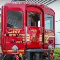 Die thailändische Staatsbahn (SRT) will ihren neuesten Touristenzug, den SRT Royal Blossom, Mitte August in Betrieb nehmen, nachdem er am Freitag eine erfolgreiche Testfahrt nach Hua Hin absolviert hatte.