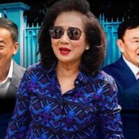 Pheu Thai Größen treffen sich in der Residenz des ehemaligen Premierministers, um angeblich über Thaksins Rechtsstreit im Majestätsbeleidigungsverfahren und Sretthas bevorstehende Anhörung wegen einer Ministerernennung zu diskutieren.