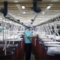 Droht der thailändischen Industrie angesichts des rasanten technologischen Wandels, der scharfen Konkurrenz aus China und der geplanten Erhöhung des Mindestlohns ein massiver Kollaps? Zwei japanische Autohersteller, Subaru und Suzuki, haben angekündigt, dass sie aufgrund der sinkenden Nachfrage nach ihren Fahrzeugen ihre Produktionsstätten in Thailand Ende dieses bzw. nächsten Jahres schließen werden.