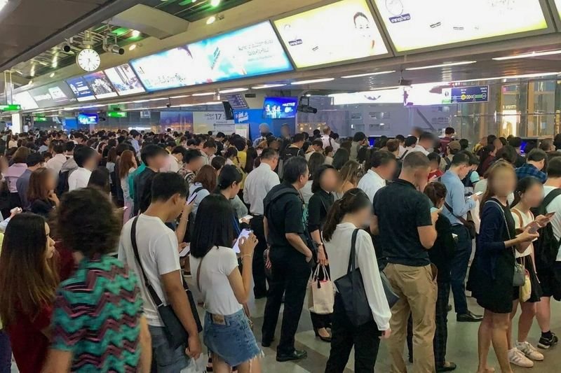 Ein Video, das einen Ausländer und eine Thailänderin zeigt, die sich im BTS Skytrain in Bangkok streiten, ging viral, nachdem der Ausländer den Zug beinahe verpasst hätte, weil die Menge an der Tür nicht bereit war, Platz zu machen und in den Waggon zu gehen.