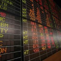 Ausländische Investoren sind an den thailändischen Aktienmarkt zurückgekehrt. Die thailändische Börse (SET) beobachtet Anzeichen für eine Rückkehr ausländischer Kapitalzuflüsse in den thailändischen Aktienmarkt im zweiten Halbjahr 2024, unterstützt durch die erwartete Zinssenkung der US-Notenbank, die Erholung der thailändischen Wirtschaft und die Finanzergebnisse der börsennotierten Unternehmen.