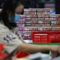 Die thailändische Währung führte die asiatischen Währungsgewinner an und wurde am Montagmorgen bei 36,4 Baht pro Dollar gehandelt, ein Plus von 0,4 % gegenüber dem Schlusskurs vom Freitag von 36,58, da die Anleger schnell Dollar verkauften, nachdem die persönlichen Konsumausgaben (PCE) und die Kern-PCE auf eine Abkühlung der Inflation in den USA hindeuteten.