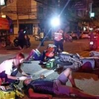 Eine entspannte Nacht wurde für zwei chinesische Touristen in Jomtien zum Albtraum , als ein betrunkener thailändischer Biker mit ihrem Motorrad kollidierte und beide verletzte. Der Vorfall ereignete sich am Donnerstagabend, dem 25. Juli, in der Soi Boonkanjana 5.