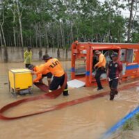 Der Gouverneur von Phuket, Sophon Suwannarat, leitete in Kamala umfangreiche Aufräumarbeiten ein, nachdem schwere Regenfälle in ganz Phuket zu Überschwemmungen geführt hatten . Die Regenfälle gestern, am 30. Juni, führten zu Verkehrsbehinderungen, Flugverspätungen und überschwemmten Wohnvierteln.