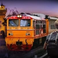 Der erste Zug in die laotische Hauptstadt wird am 19. Juli um 20.30 Uhr vom Hauptbahnhof Krung Thep Aphiwat abfahren. Der stellvertretende Verkehrsminister Surapong Piyachote wird die Abfahrt überwachen und die Fahrt begleiten. Der Zug Nr. 133 wird die Strecke in etwa 11 Stunden zurücklegen. Die Fahrt beinhaltet die Zollabfertigung am Bahnhof Nong Khai und das Ziel.