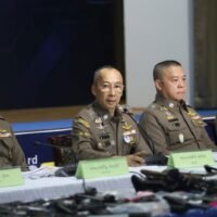 Der nationale Polizeichef Torsak Sukvimol (zweiter von links) nimmt am Mittwoch im Hauptquartier der Crime Suppression Division an einer Besprechung mit hochrangigen Beamten über eine Razzia gegen einflussreiche Persönlichkeiten, angeheuerte Schützen und kriminelle Banden teil.