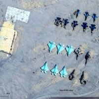. Aktuelle Satellitenbilder scheinen zu zeigen, dass das chinesische Militär in den Wüsten Xinjiangs Angriffe auf Kampfjets und Flugzeugträger der USA geübt hat, was mögliche Hinweise auf die Strategie des chinesischen Militärs im Falle eines Konflikts bietet.