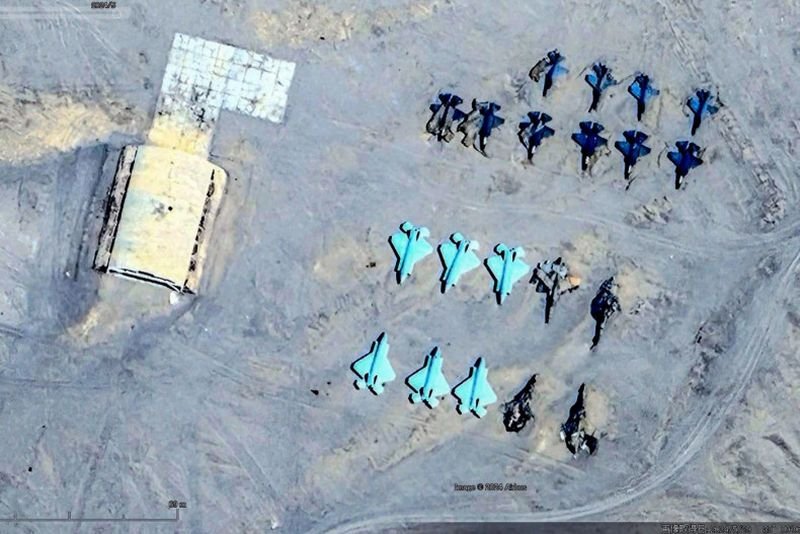 . Aktuelle Satellitenbilder scheinen zu zeigen, dass das chinesische Militär in den Wüsten Xinjiangs Angriffe auf Kampfjets und Flugzeugträger der USA geübt hat, was mögliche Hinweise auf die Strategie des chinesischen Militärs im Falle eines Konflikts bietet.