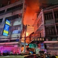 Ein Feuer, das in einer überfüllten Wohngegend in Yaowarat, Bangkoks Chinatown, wütete, konnte am späten Samstagabend unter Kontrolle gebracht werden. Es gab keine Todesopfer, aber 30 Menschen mussten medizinisch behandelt werden.