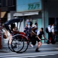 Die wachsende Beliebtheit von mitfahrbaren Koffern mit Elektromotor, die dafür konzipiert sind, Menschen schnell durch Flughäfen und Bahnhöfe zu befördern, hat die japanischen Behörden alarmiert, nachdem es zunehmend zu Vorfällen kam, bei denen ausländische Besucher diese Koffer illegal auf öffentlichen Straßen benutzten.