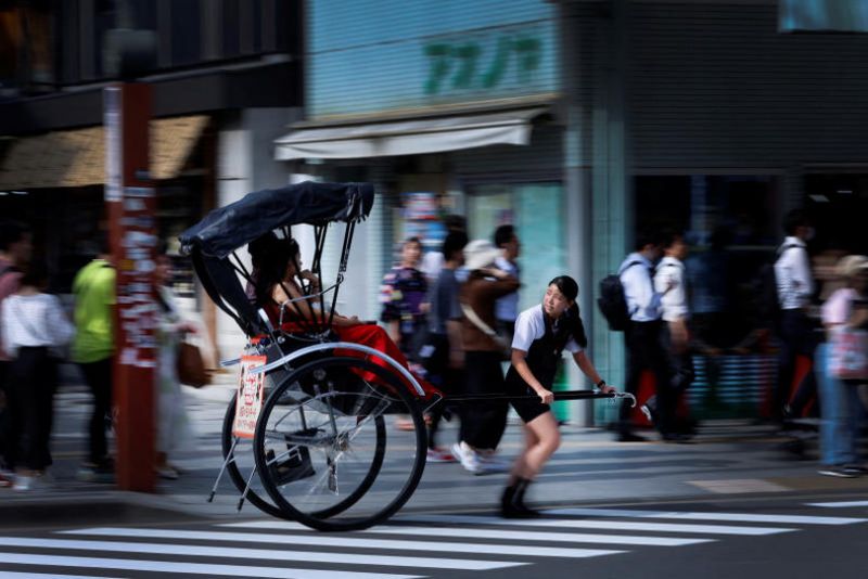 Die wachsende Beliebtheit von mitfahrbaren Koffern mit Elektromotor, die dafür konzipiert sind, Menschen schnell durch Flughäfen und Bahnhöfe zu befördern, hat die japanischen Behörden alarmiert, nachdem es zunehmend zu Vorfällen kam, bei denen ausländische Besucher diese Koffer illegal auf öffentlichen Straßen benutzten.