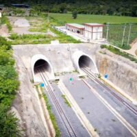 Die thailändische Staatsbahn (SRT) wird morgen am Sonntag (28. Juli) den ersten Zug auf der zweigleisigen Nordoststrecke fahren lassen – von den Bahnhöfen Mab Kabao bis zu den Bahnhöfen Muak Lek in der Provinz Saraburi, eine Distanz von 13,2 Kilometern. Der Pha Sadet Tunnel zwischen den Stationen Mab Kabao und Hin Lab ist 5,41 km lang.