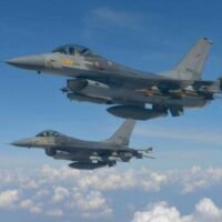 Verteidigungsminister Sutin Klungsang bestätigte gestern am Donnerstag, dass ihn der US-Botschafter über einen Kreditvorschlag informiert habe, der es der Luftwaffe ermöglichen soll, weitere F-16-Kampfflugzeuge anzuschaffen. Das Angebot sei allerdings mit einem hohen Zinssatz verbunden.