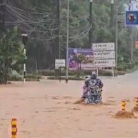 Mehrere Stunden anhaltender, heftiger Regen seit gestern Morgen (30. Juni) haben dazu geführt, dass fast die gesamte Insel Phuket schwer überflutet ist und 14 Flüge umgeleitet werden mussten, berichtete PPTV HD 36.
