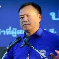 Das „Rote Lager“ stärkt seine Beziehungen zum „Blauen Lager“, während sich das Verfassungsgericht darauf vorbereitet, nächsten Monat über Sretthas Fall zu entscheiden Das Verfassungsgericht Thailands hat nächsten Monat zwei wichtige Fälle auf seiner Tagesordnung. Der erste betrifft die Auflösung der Move Forward Partei. Das Urteil soll am 7. August fallen. Der zweite Fall betrifft die Qualifikation von Premierminister Srettha Thavisin. Das Urteil soll am 14. August fallen.