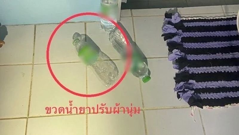 Heute, am 21. Juli, um 3:32 Uhr erhielt die Polizeistation Phra Khanong einen dringenden Anruf, wonach ein Mann in einem Mietszimmer Weichspüler eingenommen hatte. Unter der Leitung von Polizeioberst Surapong Phutkhao begaben sich die Beamten rasch zum Tatort.