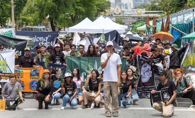 Ein Netzwerk, das sich gegen den Schritt der von der Pheu Thai geführten Regierung wendet, Marihuana wieder als Betäubungsmittel einzustufen, hat seinen Protest verstärkt. Einige Mitglieder sind in einen Hungerstreik getreten, um eine Untersuchung zu fordern, bevor irgendwelche Maßnahmen ergriffen werden, berichtete die Zeitung Naewna gestern (10. Juli).