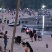 Ein Video, das ein Motorradtaxi am Patong Beach im Bezirk Kathu in Phuket zeigt , wurde von Monsoongarbage Thailand und Newshawk Phuket geteilt und sorgte in den sozialen Medien für Aufregung. Der 16-sekündige Clip fängt den Vorfall ein, der sich gestern Abend ereignete. Er zeigt das Motorrad, das sich durch den überfüllten Strand schlängelt, während verwirrte Touristen zuschauen.