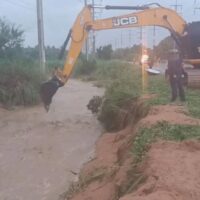 Die Behörden in Nakhon Ratchasima sind wegen möglicher Überschwemmungen in fünf Distrikten in höchster Alarmbereitschaft. Die Abteilung für ländliche Straßen hat eine Sitzung abgehalten, um sich auf die Regenzeit vorzubereiten und die Sicherheit der Verkehrsteilnehmer zu gewährleisten.