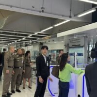Am 1. Juli 2023 inspizierte Generalleutnant Itthiphol Ithisarnronnachai, Kommissar der Einwanderungsbehörde, die neuen automatischen Passkontrollschleusen am Flughafen Suvarnabhumi.