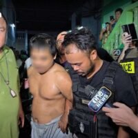 Die Polizei brauchte über vier Stunden, um am Donnerstagabend in Samut Sakhon einen Mann festzunehmen, der wegen Raubüberfalls mit vorgehaltener Waffe gesucht wurde. Nithirat Rangnoi, 35, wurde verdächtigt, letzte Woche bei einem Som-Tam Händler eine Goldkette im Wert von 3 Baht (45,5 Gramm) gestohlen zu haben.