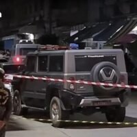 Ein 50-jähriger Mann wurde am frühen Sonntagmorgen in einer dramatischen nächtlichen Auseinandersetzung mit der Polizei in seinem Haus in Bangkok erschossen, nachdem er mutmaßlich einen stellvertretenden Stationsleiter getötet hatte, teilte die Polizei mit.