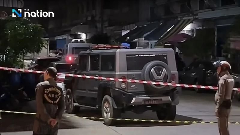 Ein 50-jähriger Mann wurde am frühen Sonntagmorgen in einer dramatischen nächtlichen Auseinandersetzung mit der Polizei in seinem Haus in Bangkok erschossen, nachdem er mutmaßlich einen stellvertretenden Stationsleiter getötet hatte, teilte die Polizei mit.