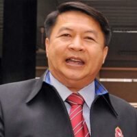 Heute ist eine Kontroverse um die sensationellen Anschuldigungen des neuen Senators Premsak Piayura ausgebrochen. Er behauptet, eine nicht genannte politische Partei versuche heimlich Senatoren anzuwerben, indem sie ihnen regelmäßige Zahlungen, Luxusautos und zusätzliches Personal anbiete. Diese angebliche Bestechung soll die uneingeschränkte Unterstützung der betroffenen Partei für kommende Gesetzgebungsbemühungen sichern.