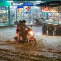 Thailand steht vor Unwettern mit heftigen Regenfällen und Gewittern in 57 Provinzen, insbesondere im Nordosten und Osten. In bis zu 80 % dieser Gebiete wird mit Regen gerechnet, prognostiziert das thailändische Meteorologische Amt (TMD) aufgrund einer starken Monsunflut Unwetter.