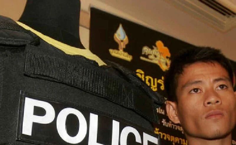 Die Waffenabteilung der Royal Thai Police (RTP) wies die Vorwürfe, minderwertige kugelsichere Westen zu verteilen, entschieden zurück, nachdem ein umstrittenes Bild im Internet in Umlauf gekommen war. Das Bild, das eine mit Sperrholz überzogene Schutzweste zeigt, löste Bedenken und Kritik hinsichtlich der Qualität und Sicherheit der den Beamten zur Verfügung gestellten Westen aus.