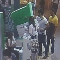 In einer unerwarteten Wendung der Ereignisse wurde ein thailändischer Maskottchen Mitarbeiter von einem Ausländer angegriffen und bewusstlos geschlagen. Der Vorfall löste eine groß angelegte Social-Media Kampagne zur Identifizierung und Festnahme des Angreifers aus.