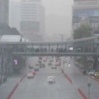 Für morgen werden in ganz Thailand schwere Regenfälle erwartet, Bangkok dürfte ebenfalls davon betroffen sein. Ungefähr 60 % der Fläche der Hauptstadt werden Gewitter erleben, berichtet das thailändische Wetteramt (TMD).