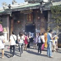 In einem mutigen Versuch, seinen Tourismussektor wiederzubeleben, hat sich Thailand das Ziel gesetzt, in diesem Jahr 8 Millionen chinesische Touristen anzuziehen, abhängig davon, dass die Fluggesellschaften ihre Flugkapazitäten erhöhen. Die Tourismusbehörde von Prachar (TAT) hat angekündigt, dass das Erreichen dieses Ziels davon abhängt, die Sitzplatzkapazität auf mindestens 80 % der Zahl vor der Pandemie wiederherzustellen.