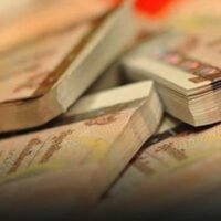 Thailand gewährt im Bemühen, die Armut zu lindern, beträchtliche finanzielle Hilfen und Ökonomen schlagen angesichts der möglichen langfristigen wirtschaftlichen Folgen Alarm. Trotz der offensichtlichen unmittelbaren Vorteile gibt es Befürchtungen, dass diese populistischen Maßnahmen das nachhaltige Wachstum untergraben und das Land in einen Teufelskreis der Abhängigkeit treiben könnten, der seinen Bestrebungen, sich zu einer Nation mit hohen Einkommen zu entwickeln, im Wege steht.