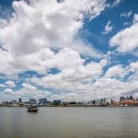 Nach Angaben des Finanzministeriums wird für Thailands Wirtschaft in diesem Jahr ein Wachstum von 2,7 Prozent erwartet. Dies ist eine Steigerung gegenüber der vorherigen Vorhersage von 2,4 Prozent. Grund dafür sind laut Prognose eine höhere Zahl ausländischer Touristen und stärkere Exporte .