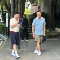 Der ehemalige Premierminister Thaksin Shinawatra steht wieder im Rampenlicht der Medien und baut seinen Status als Schlüsselfigur der thailändischen Politik wieder aus. Der ehemalige Premier muss seine einjährige Haftstrafe am 22. August absitzen. Danach wird er voraussichtlich noch offener über seine politischen Manöver sprechen, da keine rechtlichen Konsequenzen zu befürchten sind.