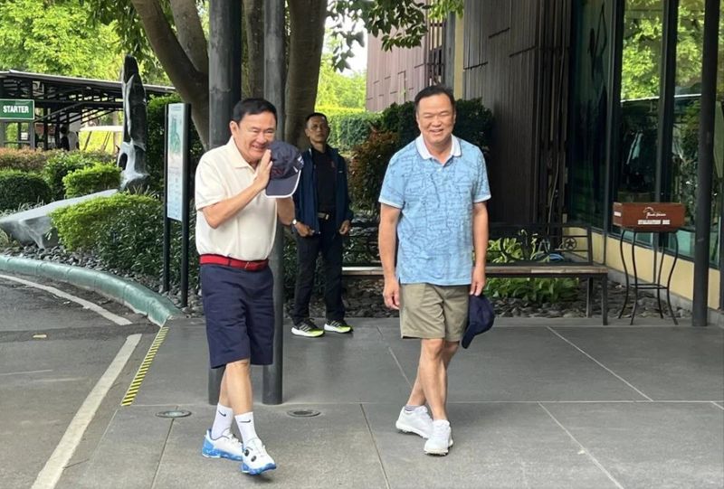 Der ehemalige Premierminister Thaksin Shinawatra steht wieder im Rampenlicht der Medien und baut seinen Status als Schlüsselfigur der thailändischen Politik wieder aus.Der ehemalige Premier muss seine einjährige Haftstrafe am 22. August absitzen. Danach wird er voraussichtlich noch offener über seine politischen Manöver sprechen, da keine rechtlichen Konsequenzen zu befürchten sind.