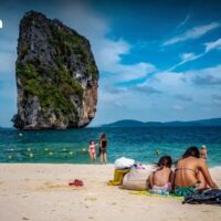 Die Verbesserung der Sicherheit im Land und die Standardisierung der touristischen Infrastruktur werden Thailand dabei helfen, sein Ziel von 36,7 Mio. ausländischen Besuchern in diesem Jahr zu erreichen, sagte Sittiwat Chiwarattanaporn, Präsident der Association of Thai Travel Agents (ATTA), am Montag.