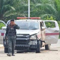 Die Sicherheitsmaßnahmen in Yala wurden verstärkt, um Aufständische abzuwehren, nachdem vorgestern Abend in Pattani bei zwei Explosionen sechs Polizisten verletzt worden waren, niemand davon schwer, und bei einer weiteren Explosion gestern Morgen in Songkhla zwei weitere Polizisten verletzt worden waren, berichtete die Zeitung Naewna gestern Nachmittag (23. Juli).