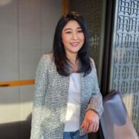 Yingluck Shinawatra, Thailands erste Premierministerin, hat kürzlich ihre mögliche Rückkehr in das Land angedeutet, nachdem sie jahrelang im selbst auferlegten Exil verbracht hatte. Anlässlich ihres 57. Geburtstags in London teilte Yingluck ihren Anhängern in einem Videoanruf mit, dass sie hofft, ihren nächsten Geburtstag in Thailand feiern zu können.