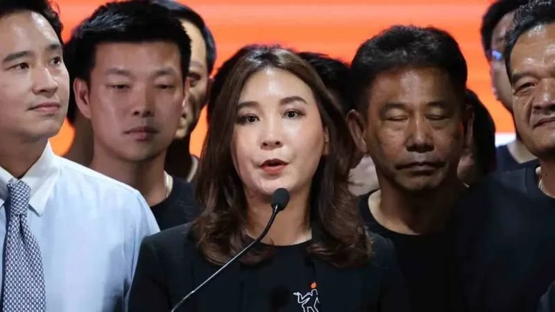 Alle 143 ehemaligen Abgeordneten von Move Forward werden sich heute am Freitag gemeinsam einer neuen Partei anschließen, um nach der Auflösung der Reformpartei ihren Abgeordnetenstatus beizubehalten, sagte der ehemalige Abgeordnete von Move Forward, Sirikanya Tansakun.