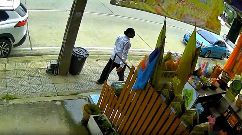 Ein ausländischer Wahrsager macht sich unbeliebt, indem er ständig thailändische Frauen anspricht und ihnen gegen Geld dubiose Wahrsagerdienste anbietet. Die Vorfälle wurden in der Nähe von Wat Chaloem Phra Kiat in Bang Si Mueang, Nonthaburi, gemeldet .