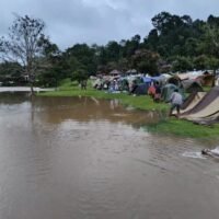 Starke Regenfälle die ganze Nacht hindurch führten dazu, dass das Lam Takong Camp im Khao Yai Nationalpark, Nakhon Ratchasima, von dort campenden Touristen überschwemmt wurde, die schnell mit ihrem Hab und Gut fliehen mussten, doch glücklicherweise wurde niemand verletzt, berichtete Amarin TV heute (12. August).