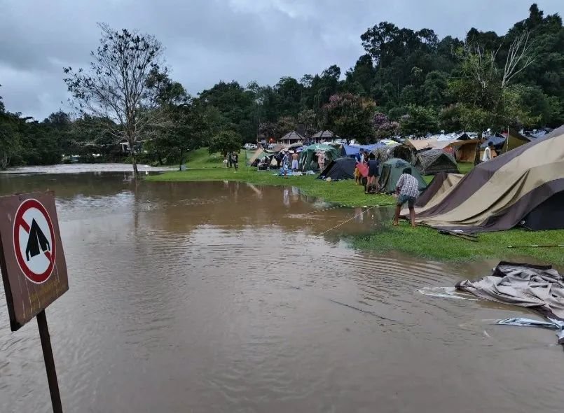 Starke Regenfälle die ganze Nacht hindurch führten dazu, dass das Lam Takong Camp im Khao Yai Nationalpark, Nakhon Ratchasima, von dort campenden Touristen überschwemmt wurde, die schnell mit ihrem Hab und Gut fliehen mussten, doch glücklicherweise wurde niemand verletzt, berichtete Amarin TV heute (12. August).