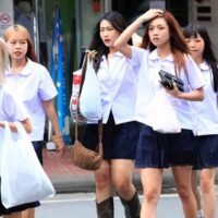 Da für das Jahr 2024 mit acht Millionen chinesischen Touristen gerechnet wird, diversifiziert die thailändische Tourismusbehörde (TAT) ihre Zielgruppe auf Nischenmärkte mit hoher Kaufkraft, darunter junge Reisende, kleine Tagungsgruppen und Karawanenreisen.