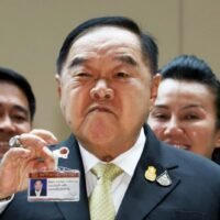 Das Archivfoto vom 20. Juni 2023 zeigt, wie Minister Prawit Wongsuwon ein Gesicht macht, nachdem er im Parlament von Kameraleuten dazu aufgefordert wurde. Dort hat er sich als neu gewählter Listenabgeordneter der Palang Pracharath-Partei registriert, deren Vorsitzender er auch ist.