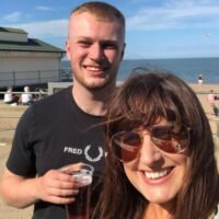 Das Mysterium um Simon Robinsons Verschwinden hat sich verschärft. Simon, 27, wurde zuletzt in Thailand gesehen und sollte am 26. Juli nach Hause fliegen. Seine Schwester, Sarah Robinson Dale, gab bekannt, dass er tatsächlich einen Flug nach Helsinki, Finnland, bestiegen hatte, was die Suche erheblich voranbrachte.