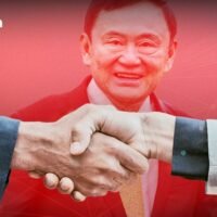 Die Demokraten beenden den 23-jährigen Kampf mit der Pheu Thai Partei. Die Demokratische Partei und die ehemalige Thai Rak Thai Partei, gefolgt von den Parteien mit der „DNA von Thaksin Shinawatra“, wie der People Power Partei und der Pheu Thai Partei, sind seit 23 Jahren – seit den Parlamentswahlen 2001 – erbitterte Rivalen. Und die Demokratische Partei hat seitdem jede Wahl verloren.